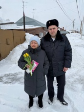 В Топках поздравили матерей и жен сотрудников, погибших при исполнении служебных обязанностей, а также мам, чьи дети находятся в служебных командировках.