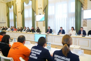 Илья Середюк отметил областными наградами активистов-волонтеров