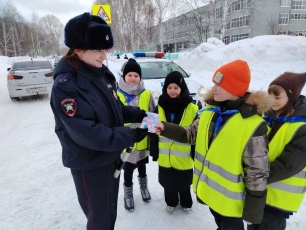  В преддверии 8 Марта сотрудники Госавтоинспекции и юные инспекторы движения поздравили автоледи с праздником