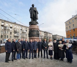 Владимир Мединский и Илья Середюк открыли памятник полководцу Михаилу Кутузову в Кузбассе