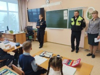 Топкинские Госавтоинспекторы провели урок безопасности для первоклассников