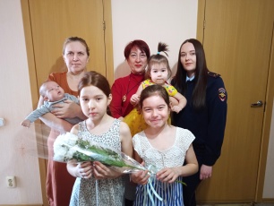 В Топках поздравили ветеранов МВД, матерей и жен сотрудников, погибших при исполнении служебных обязанностей