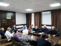 В связи с выявлением очага бешенства в посёлке Октябрьский, в администрации Топкинского муниципального округа состоялось заседание комиссии по координации действий служб по предупреждению заболеваемости бешенством среди людей и животных